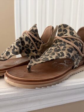 Boutique Very G Leopard  Thong Sandals - Brown/Tan Zip back Size 7 NEW